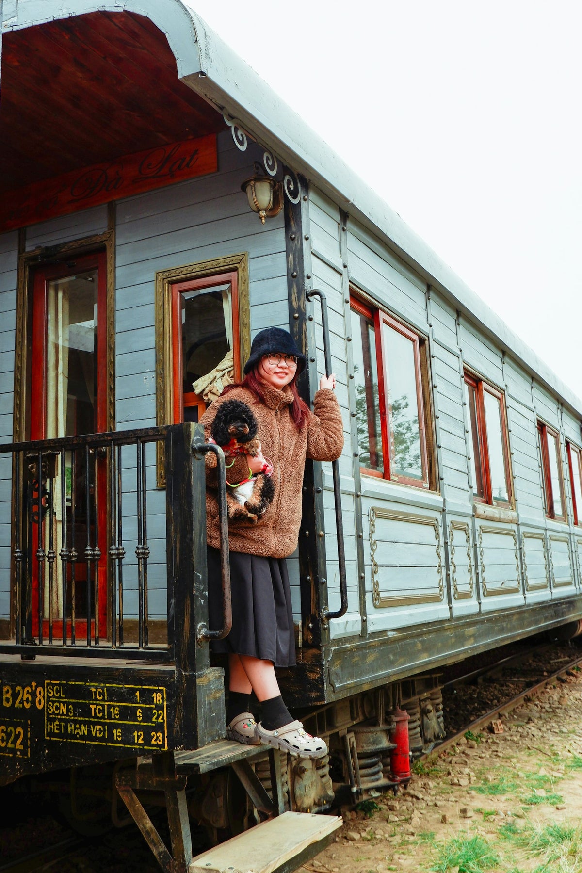 Mujer con su perro en brazos dentro de un vagón de tren