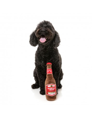 Peluche per cani FuzzYard Barking Beer a forma di bottiglia di birra