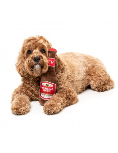 Peluche per cani FuzzYard Barking Beer a forma di bottiglia di birra
